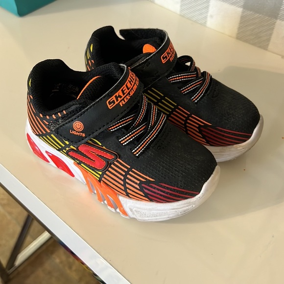 Toddler sketchers light up sneakers - Picture 2 of 6